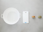 プラスチック製トレイに置かれた食器とファーストフード