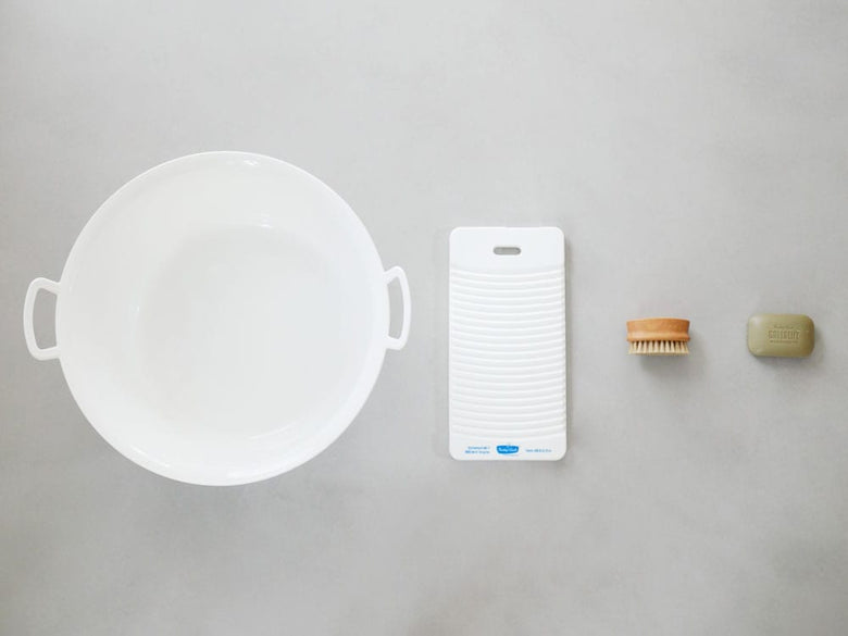 プラスチック製トレイに置かれた食器とファーストフード