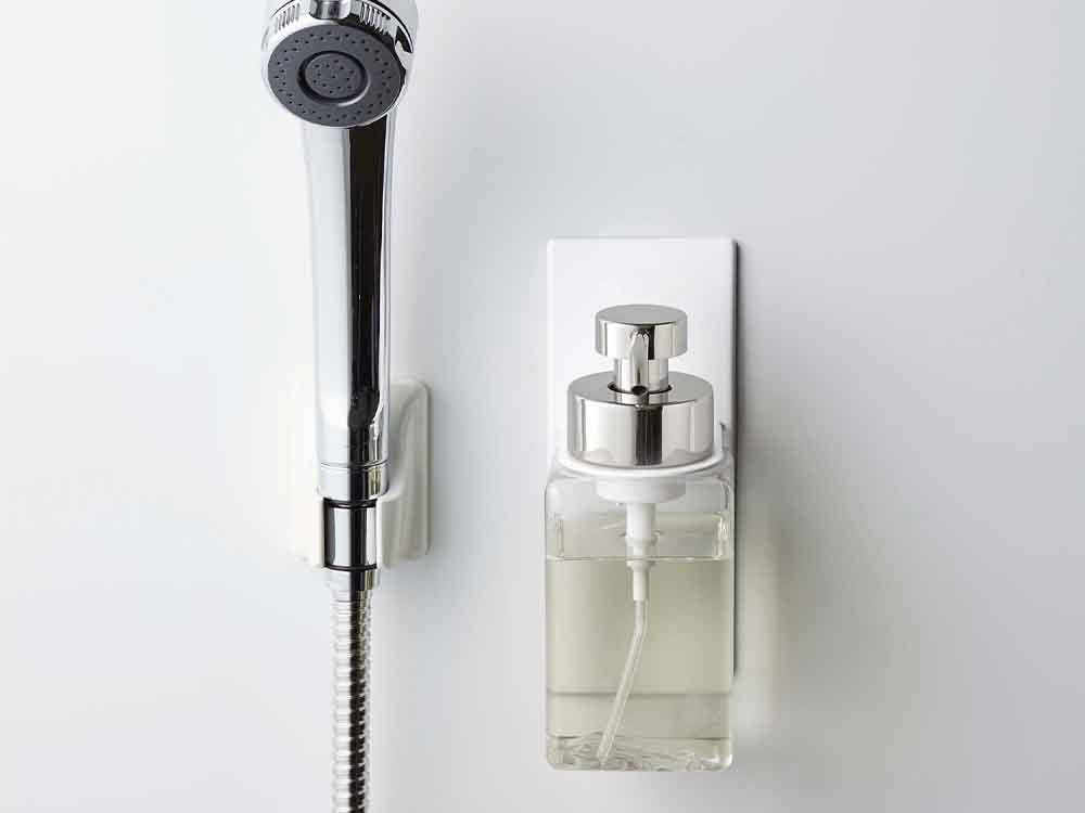 浴室の壁に取り付けられたマグネットソープディスペンサー