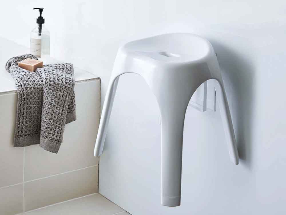 浴室の壁に取り付けられたマグネット式椅子ホルダー