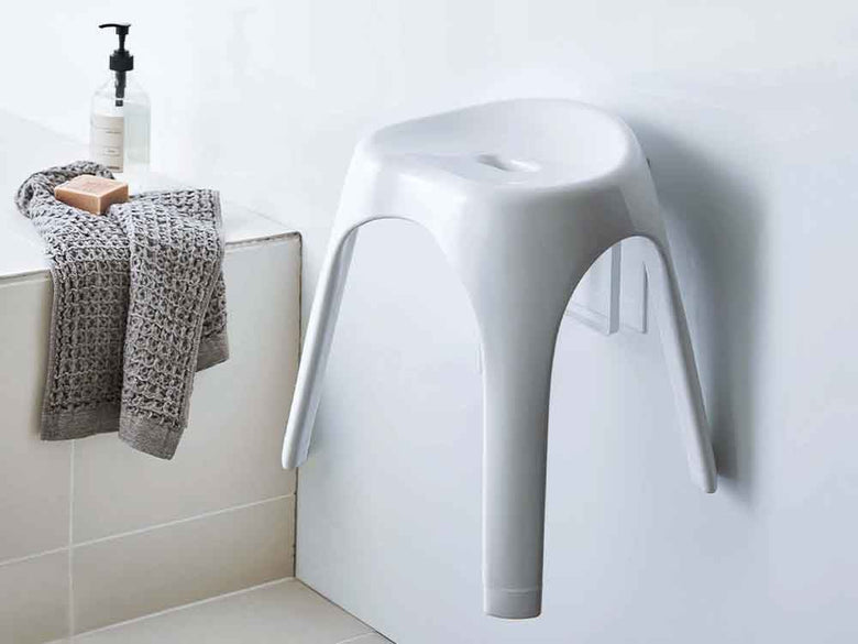 浴室の壁に取り付けられたマグネット式椅子ホルダー