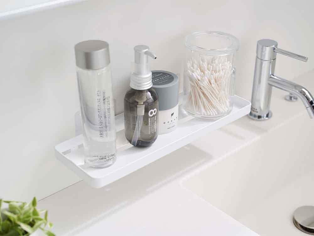 浴室の洗面台に設置されたタワーサニタリーラックと蛇口