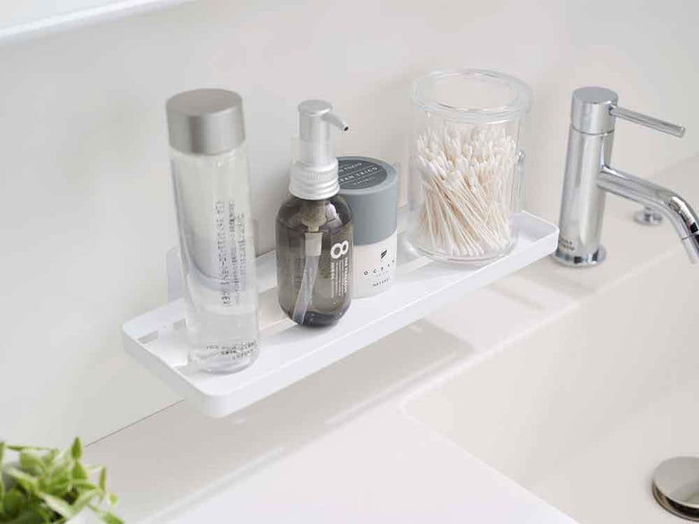 浴室の洗面台に設置されたタワーサニタリーラックと蛇口