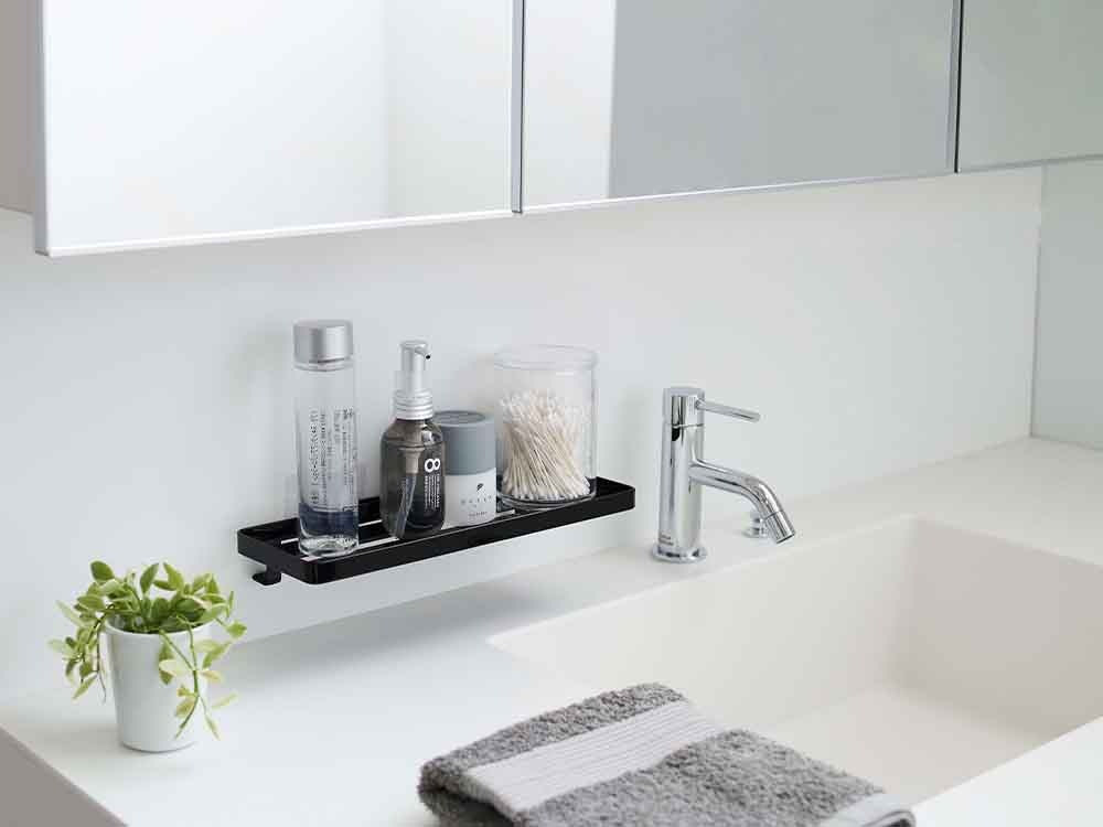 浴室に設置されたタワーのサニタリーラック