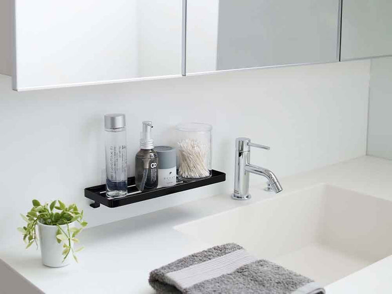 浴室に設置されたタワーのサニタリーラック