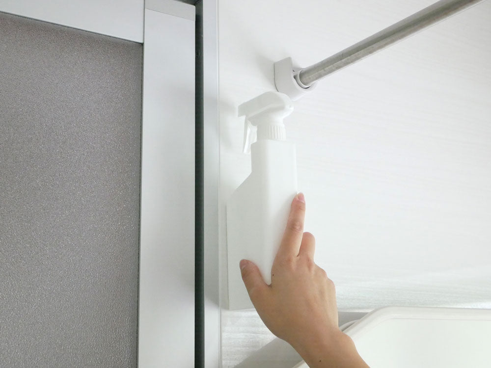 タワーのマグネットスプレーボトルが滑り戸に取り付けられている