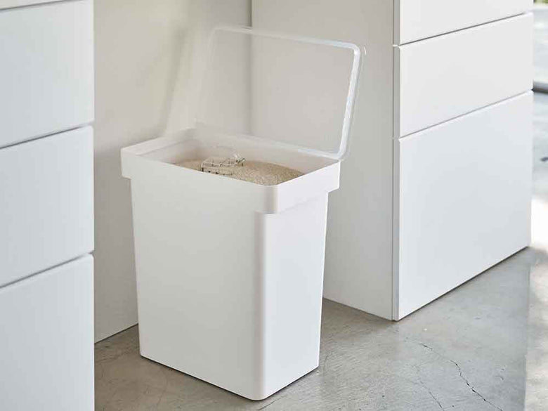 密閉型のプラスチック米びつと計量カップ