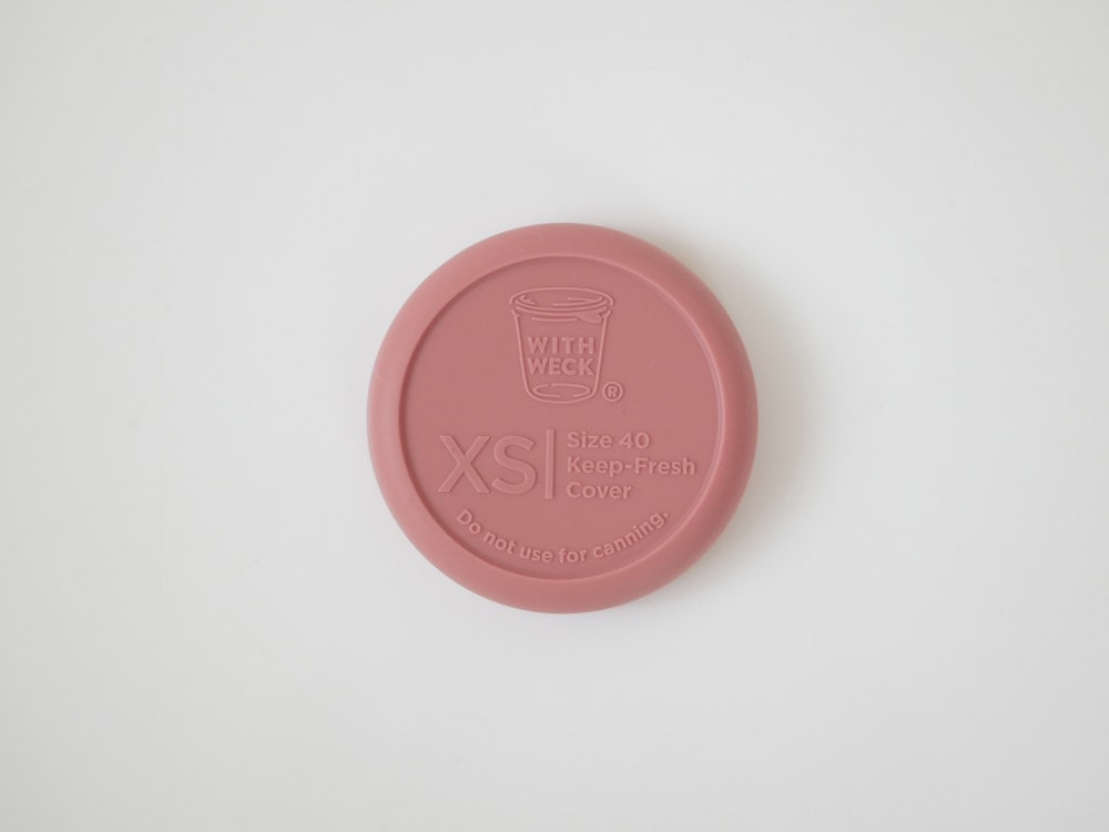 ピンク色のラベルが付いたシリコンキャップ