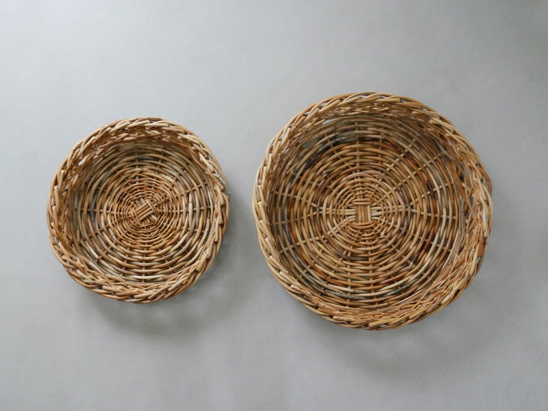 アラログ製楕円形バスケットに入った陶器の食器