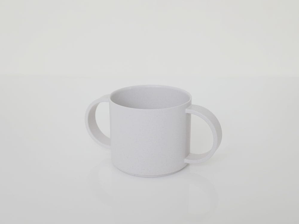 白色のtak.ビオキッズディッシュマグ