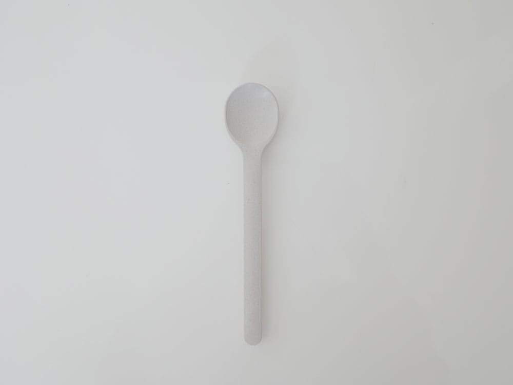 白いプラスチック製の子供用カトラリー