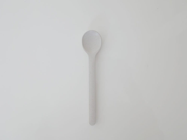 白いプラスチック製の子供用カトラリー