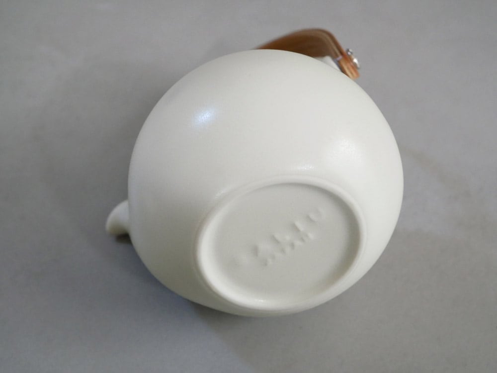 白磁の木製持ち手付き急須