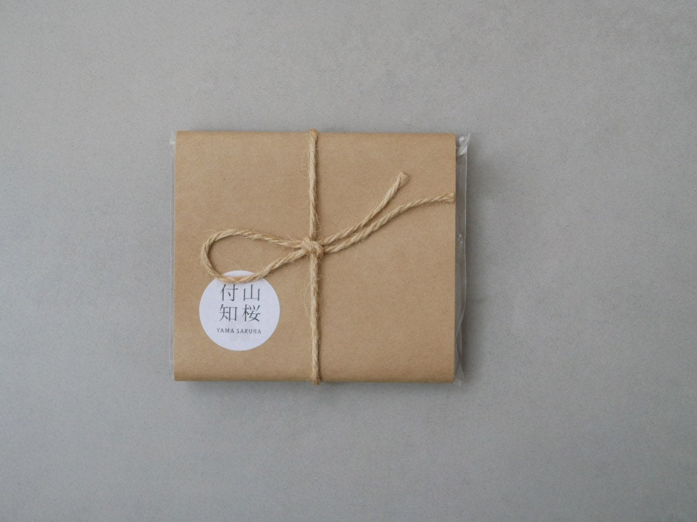 SALIUの山桜茶敷を包んだギフト包装