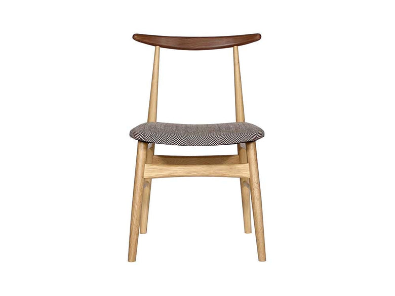 ウォルナットダイニングチェアと食事の様子