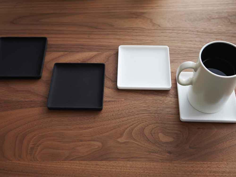 シリコーン製の角型立体コースターがテーブルに置かれている様子