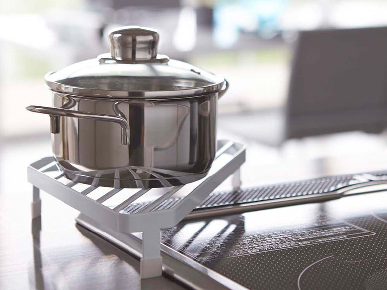 YAMAZAKIタワーのコンロコーナーラックがキッチンの角に置かれ、調理器具や食器が整然と収納されている様子