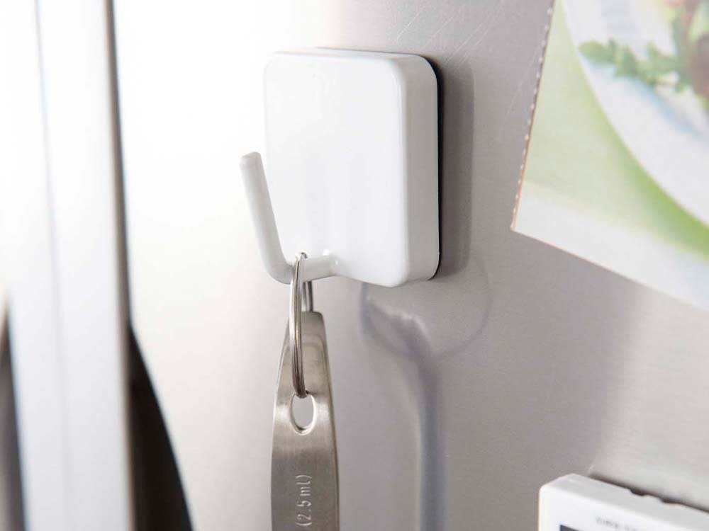 YAMAZAKI/towerブランドのマグネットフック、スチール製で耐荷重500g、サイズ約4.8cm