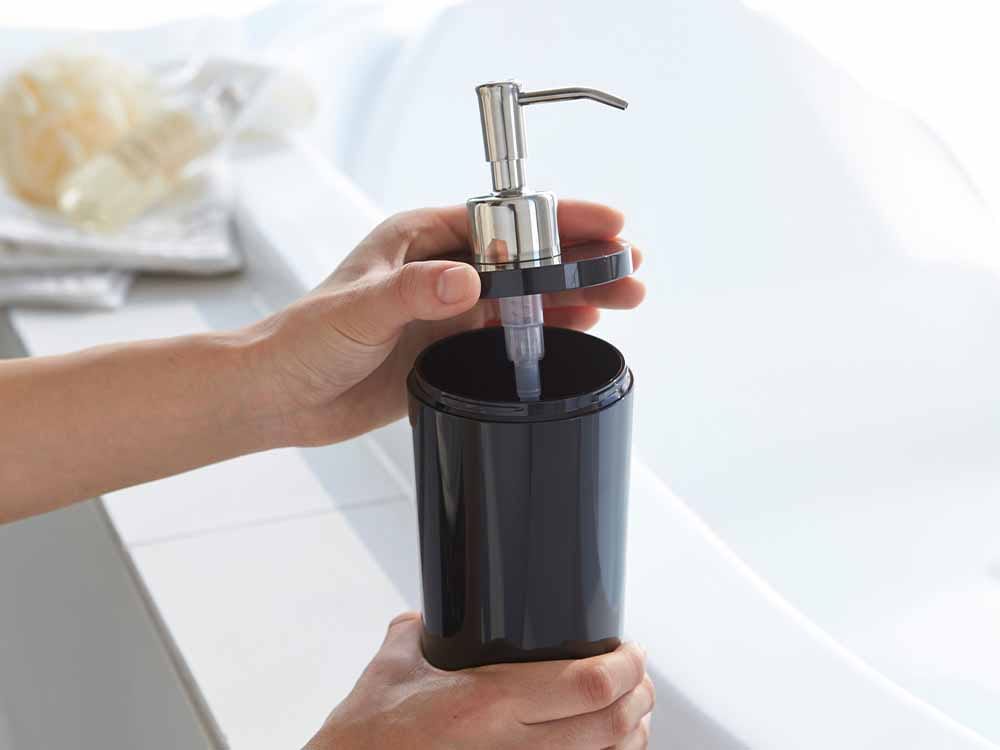 YAMAZAKI/toscaブランドの【tower/タワー】ツーウェイディスペンサー ラウンド。ABS樹脂製の500mlボトルにステンレスポンプを搭載したバスルーム用プラスチック製ソープディスペンサー。