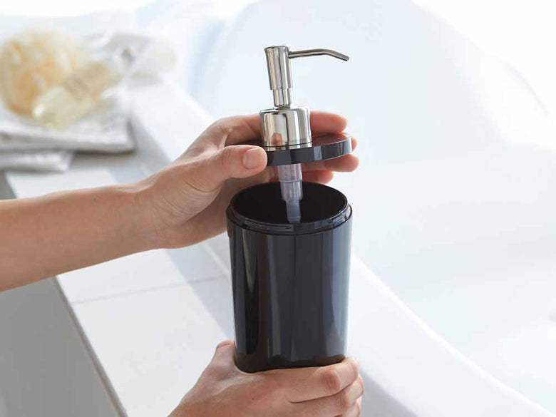 YAMAZAKI/toscaブランドの【tower/タワー】ツーウェイディスペンサー ラウンド。ABS樹脂製の500mlボトルにステンレスポンプを搭載したバスルーム用プラスチック製ソープディスペンサー。