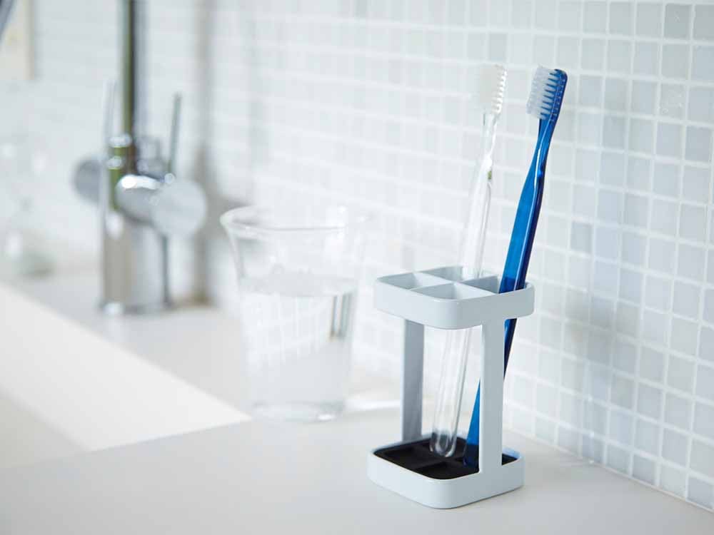 YAMAZAKI/toscaのスチール製トゥースブラシスタンドと歯ブラシ