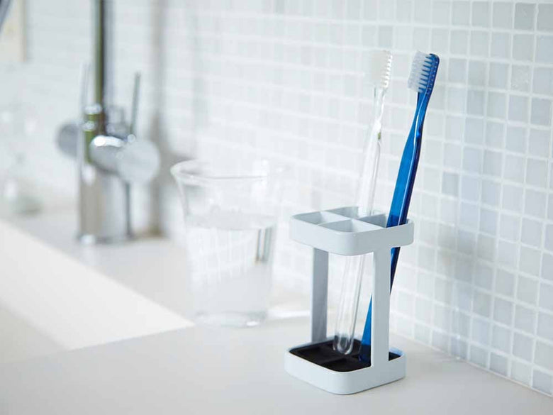 YAMAZAKI/toscaのスチール製トゥースブラシスタンドと歯ブラシ