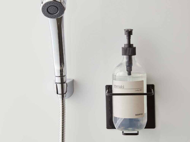 マグネット式ボトルホルダーが壁に取り付けられている