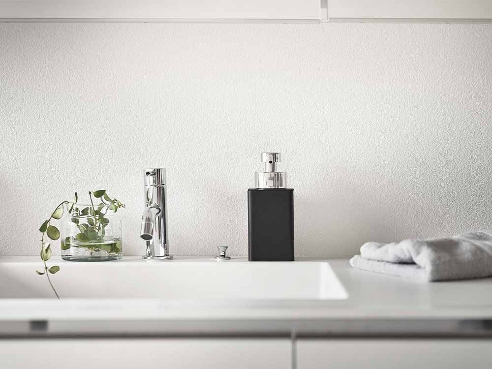 銀色の泡タイプディスペンサーがシンクに置かれている