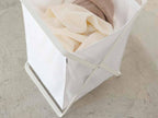 YAMAZAKI/towerのプラスチック製ランドリーバスケット。約30×36×64cmでタオルやリネンを収納でき、スチールフレームとポリエステルバスケットが特徴の家庭用収納用品