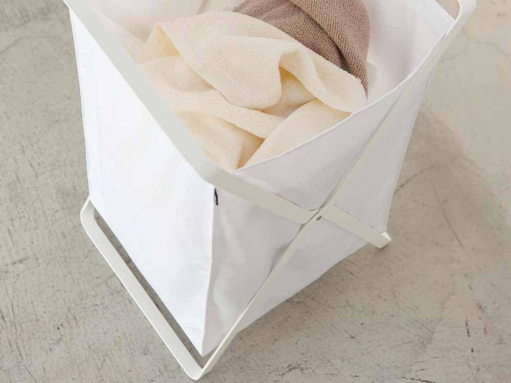 YAMAZAKI/towerのプラスチック製ランドリーバスケット。約30×36×64cmでタオルやリネンを収納でき、スチールフレームとポリエステルバスケットが特徴の家庭用収納用品