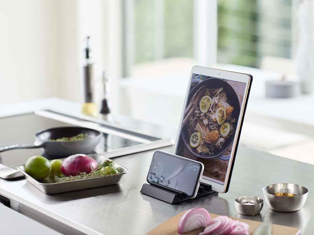 YAMAZAKIタワーのアルミタブレットスタンドにスマホ6台収納