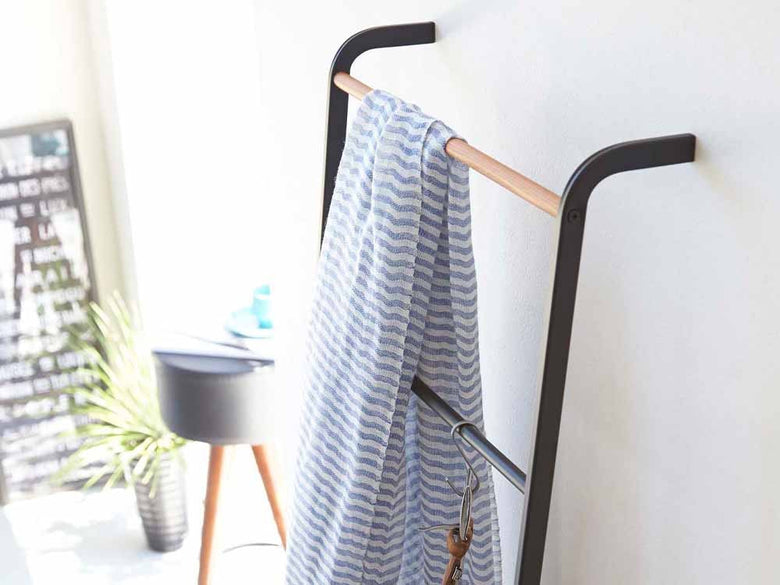金属製のタワーラダーハンガーで、複数のバーにタオルやリネンを掛けられる家庭用デザイン