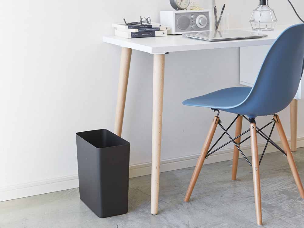 YAMAZAKI/towerブランドのスチール製トラッシュカンがオフィスデスク上に配置されています