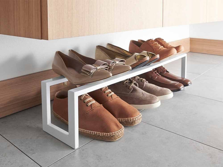 YAMAZAKI/LINE製伸縮シューズラック1段がシルバー色のスチールで作られており、革靴やサンダルが4～6足整然と収納されている様子