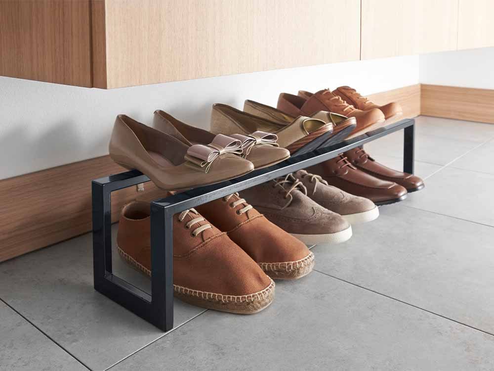 YAMAZAKI/LINEの伸縮シューズラック1段が、ブラウンのスチール製で複数のドレスシューズやサンダルを整理して収納している様子