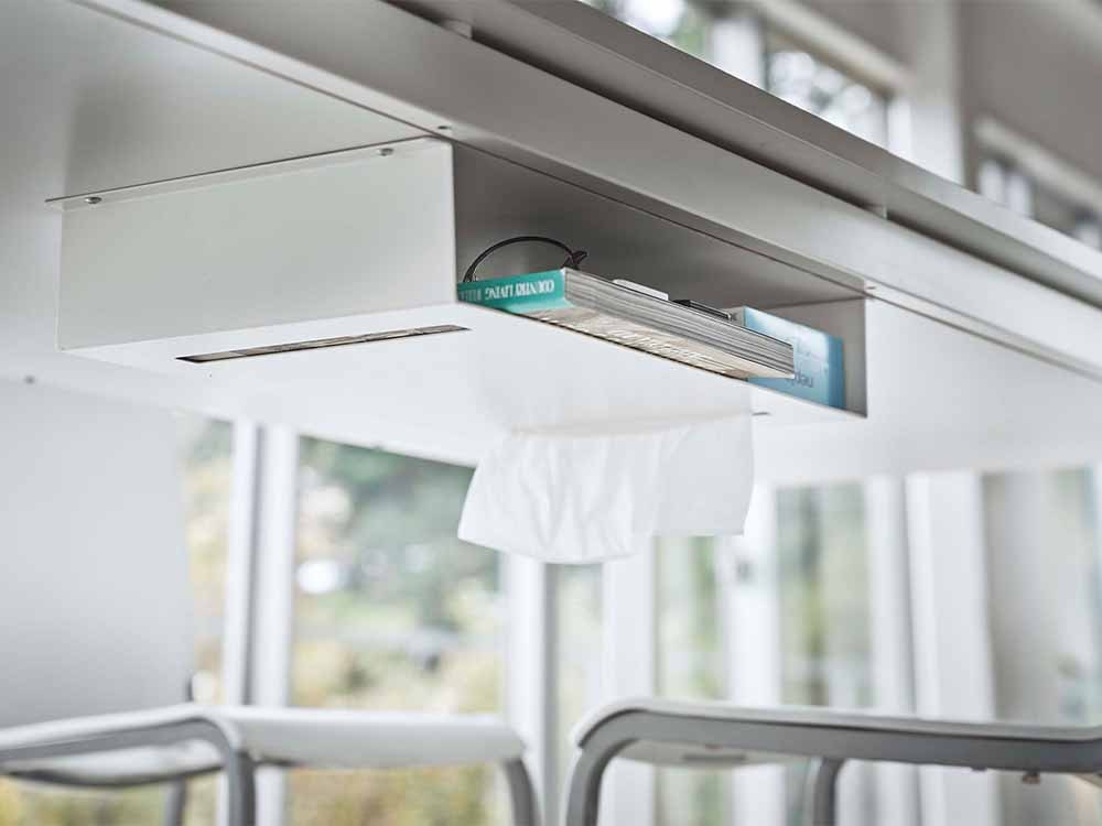 テーブル下に設置されたシルバーのアルミ製収納棚