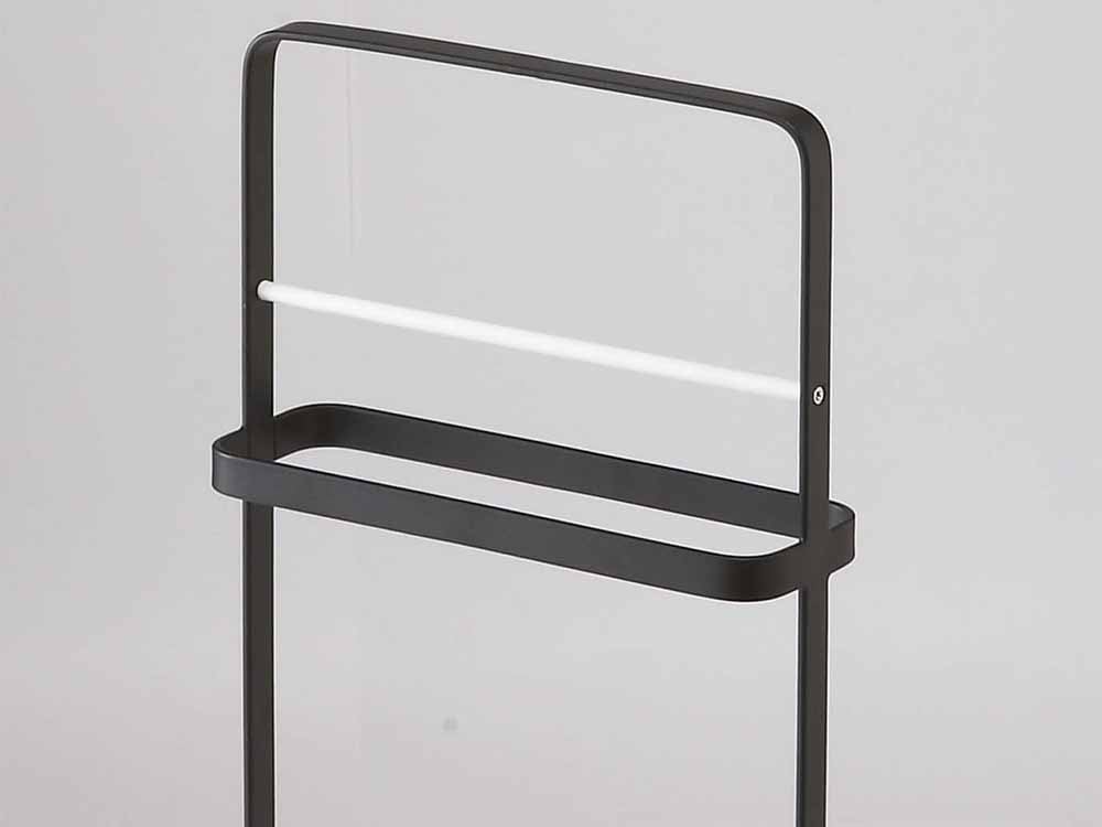 山崎タワーのスリッパラックが棚に置かれている