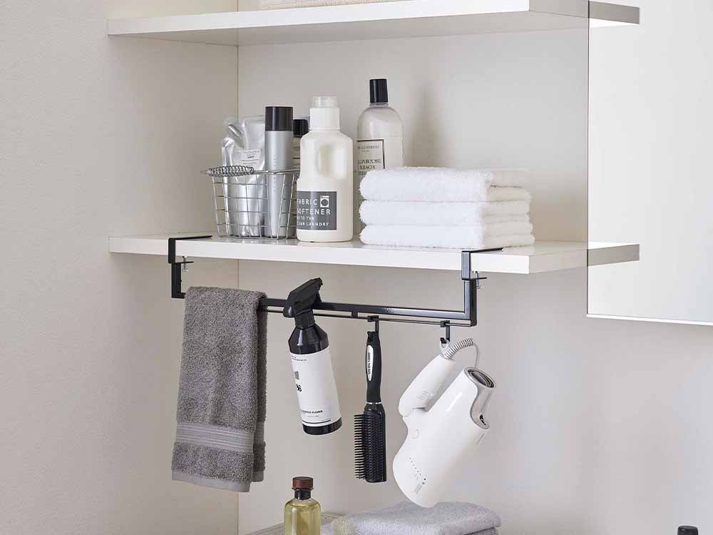 浴室の棚下にタワー伸縮収納ハンガーとタオルが設置