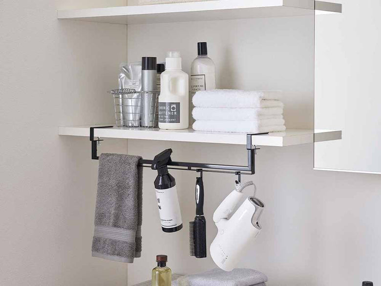 浴室の棚下にタワー伸縮収納ハンガーとタオルが設置