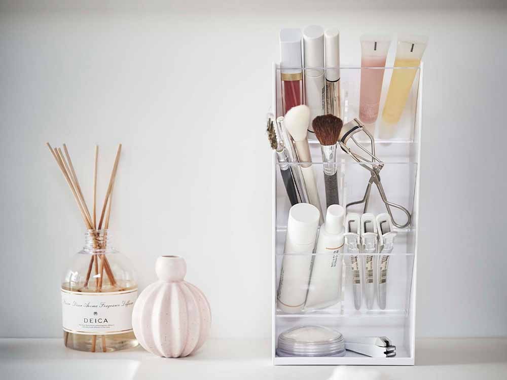 タワーの4段コスメ収納ケースとメイクブラシ