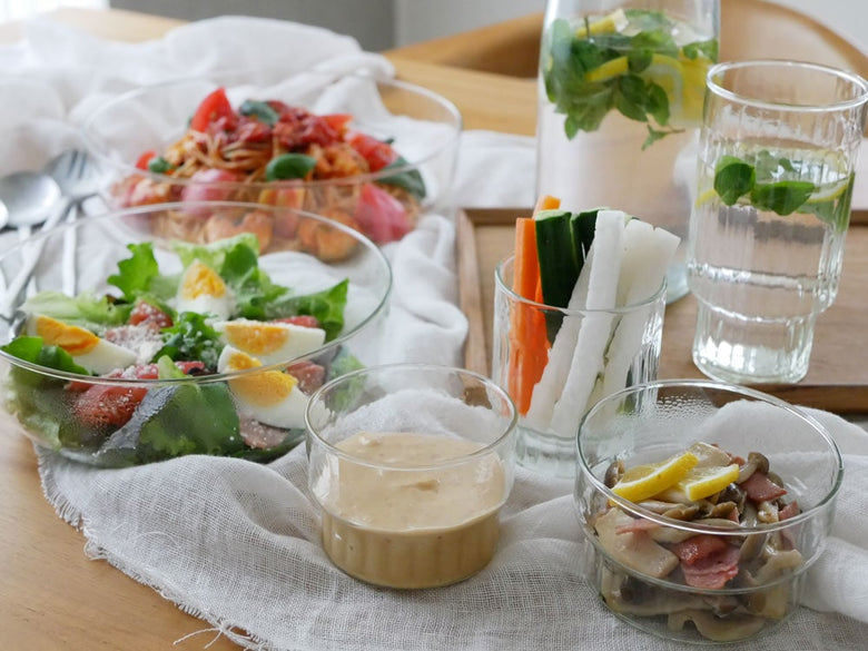 ホーンプリーズのリューズガラススタックボウルとサラダ