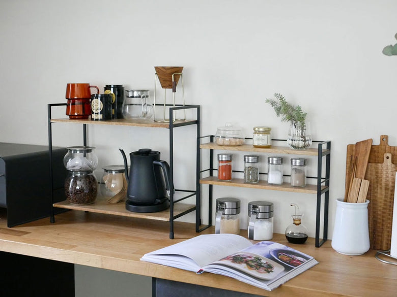 ポッシュリビングのスタンドシェルフに並ぶ食器類