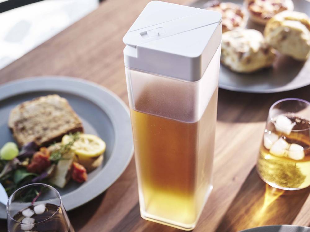 towerブランドの倒して置ける黒色冷水筒