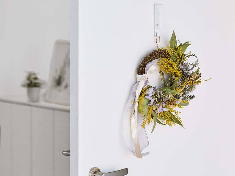 towerブランドの黒い風鈴と花飾り付きしめ縄ホルダー