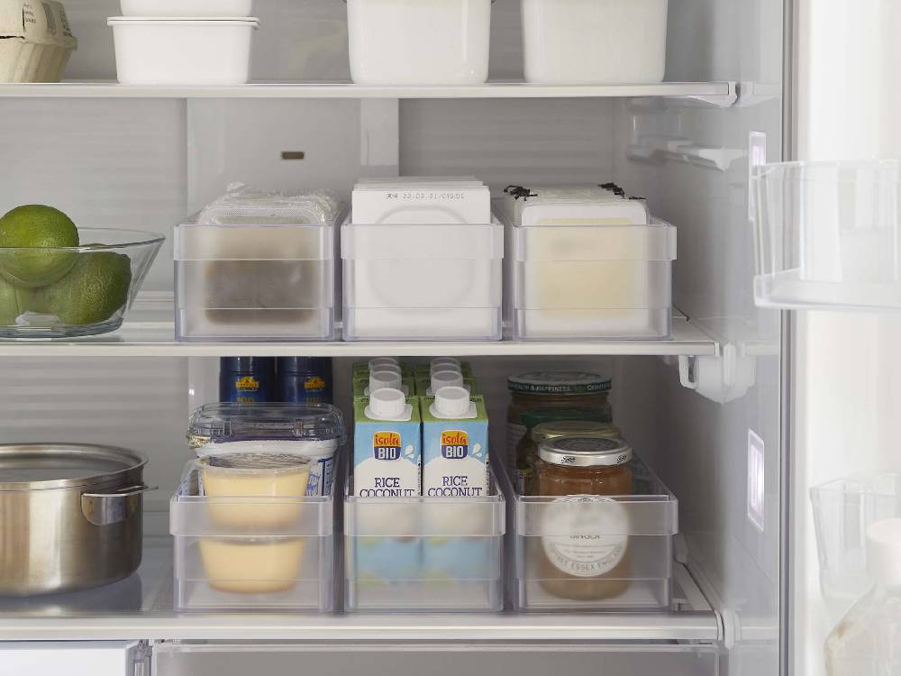 冷蔵庫内に置かれたタワー製仕切り付き収納ケース