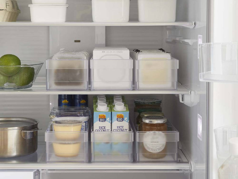 冷蔵庫内に置かれたタワー製仕切り付き収納ケース