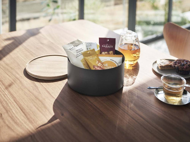 RIN/リンの蓋付き収納ケースと食器が並ぶテーブル