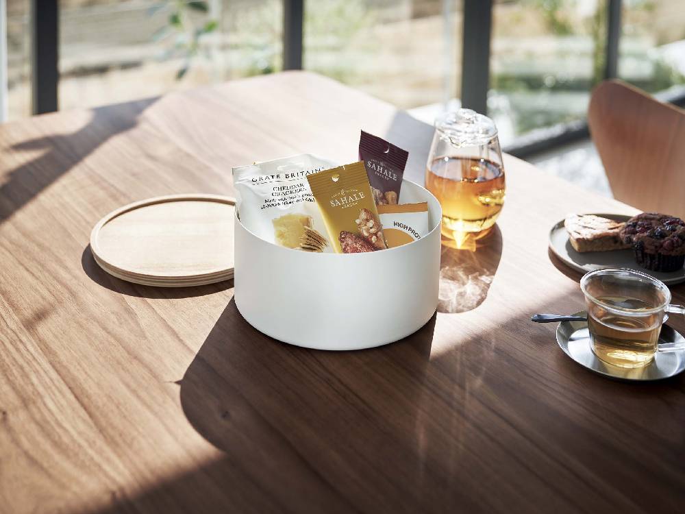 蓋付き収納ケースに食器が収納されている