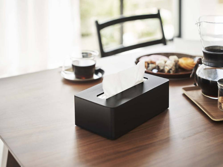 壁に設置されたタワー製コンパクトティッシュケース