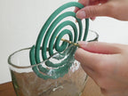 螺旋模様のガラス製蚊取り線香ホルダー